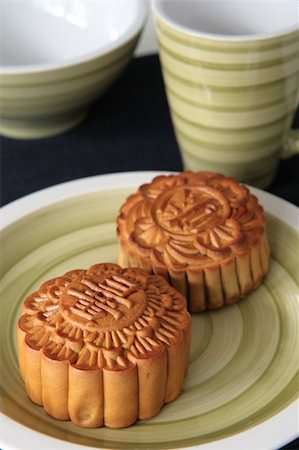 simsearch:400-07047172,k - Lotus seed and mixed nut filled Chinese mooncakes for the Chinese lantern festival Stockbilder - Microstock & Abonnement, Bildnummer: 400-04998687