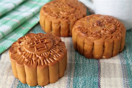 simsearch:400-05754691,k - Lotus seed, red bean and mixed nut filled mooncakes for the Chinese lantern festival Foto de stock - Super Valor sin royalties y Suscripción, Código: 400-04998689