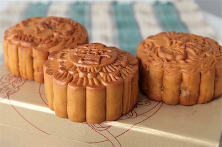 simsearch:400-04998692,k - Lotus seed, red bean and mixed nut filled mooncakes for the Chinese lantern festival Foto de stock - Super Valor sin royalties y Suscripción, Código: 400-04998690
