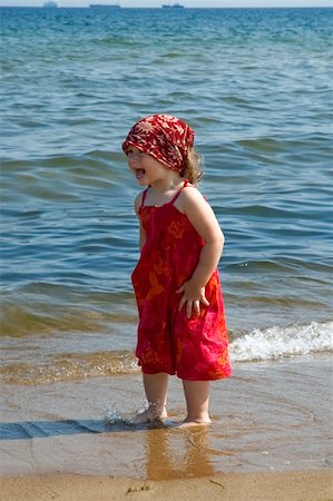 little girl in red dress on the beach Foto de stock - Super Valor sin royalties y Suscripción, Código: 400-04999087