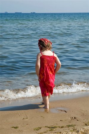 little girl in red dress on the beach Foto de stock - Super Valor sin royalties y Suscripción, Código: 400-04999127