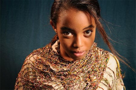 simsearch:400-05009914,k - Portrait of young african female model posing Foto de stock - Super Valor sin royalties y Suscripción, Código: 400-04999294
