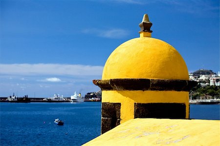 funchal - Beautiful view of old castle Fortaleza de Sao Tiago in Funchal, Madeira, Portugal Foto de stock - Super Valor sin royalties y Suscripción, Código: 400-04999838