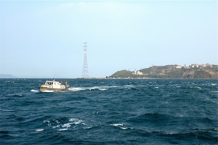 stormy sea boat - Sea scenery of Vladivostok with small cutter and storm sea. Foto de stock - Super Valor sin royalties y Suscripción, Código: 400-04999901