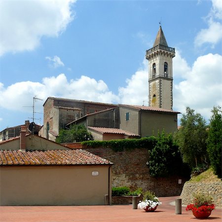 simsearch:400-04990379,k - Santa Croce church in Vinci, Italy. The birthplace of Leonardo da Vinci lies just outside the town. Photographie de stock - Aubaine LD & Abonnement, Code: 400-04990385