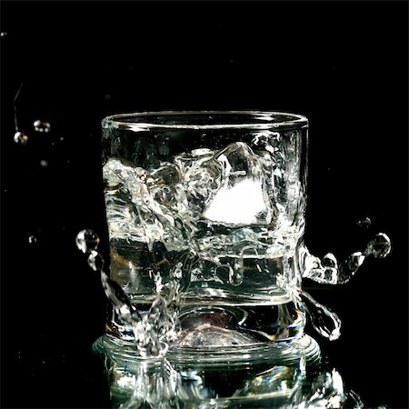 simsearch:400-04955788,k - alcohol splash on black background close up Stock Photo - Budget Royalty-Free & Subscription, Code: 400-04991266