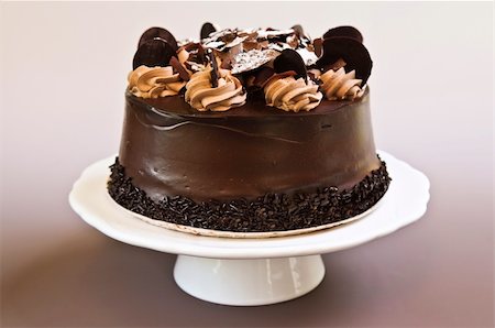 simsearch:400-05695717,k - Round chocolate cake with frosting on a plate Foto de stock - Super Valor sin royalties y Suscripción, Código: 400-04991806