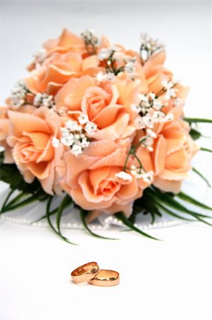 simsearch:400-05244104,k - On a photo a rose and wedding rings Stock Photo - Budget Royalty-Free & Subscription, Code: 400-04992054