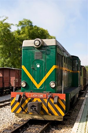 simsearch:400-06100704,k - colorful old diesel train in railway yard Fotografie stock - Microstock e Abbonamento, Codice: 400-04992227