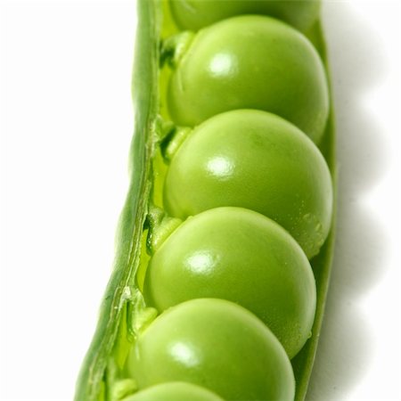 simsearch:400-04785141,k - peas isoladed on white macro close up Stock Photo - Budget Royalty-Free & Subscription, Code: 400-04992454