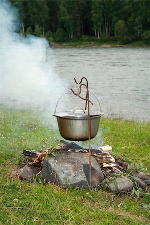 simsearch:400-07310113,k - kettle on a burning fire near the river Foto de stock - Super Valor sin royalties y Suscripción, Código: 400-04992597