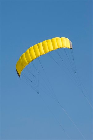 One yellow kite in the blue summer sky Foto de stock - Super Valor sin royalties y Suscripción, Código: 400-04993450