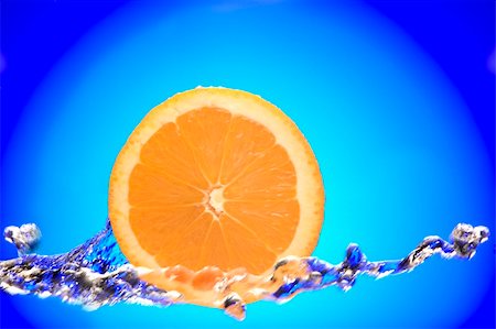 simsearch:400-04046933,k - Close up view of sliced orange piece getting splashed with water Foto de stock - Super Valor sin royalties y Suscripción, Código: 400-05004392