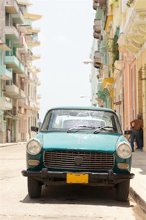 Vintage car on Havana street Fotografie stock - Microstock e Abbonamento, Codice: 400-05004546