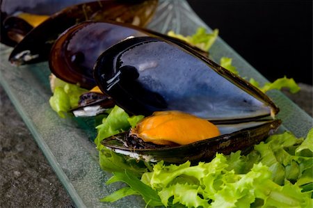 fresh mussels boiled with parsley on grey glass platter Fotografie stock - Microstock e Abbonamento, Codice: 400-05005252