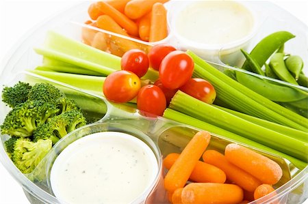 simsearch:700-02055931,k - Closeup view of a party tray of delicious raw vegetables and dip. Foto de stock - Super Valor sin royalties y Suscripción, Código: 400-05006254