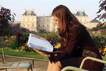 Pretty girl reading magazine in Luxembourg garden (Paris). Late afternoon sun. Autumn colors. Stockbilder - Microstock & Abonnement, Bildnummer: 400-05006485