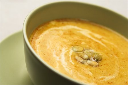 A bowl of pumpkin soup, shallow dof, focus is on seeds. Foto de stock - Super Valor sin royalties y Suscripción, Código: 400-05006539