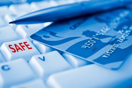 simsearch:400-04994290,k - Credit card over a keyboard with a SAFE conceptual key Fotografie stock - Microstock e Abbonamento, Codice: 400-05006780