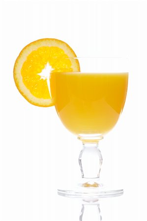 simsearch:400-05148141,k - A glass of orange juice with a slice reflected on white background. Shallow depth of field Stockbilder - Microstock & Abonnement, Bildnummer: 400-05007053