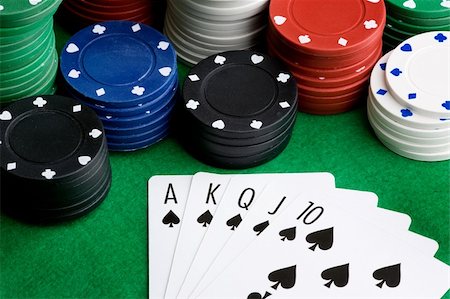 simsearch:400-04314649,k - A royal flush in spades with poker chips in the background Foto de stock - Royalty-Free Super Valor e Assinatura, Número: 400-05007120
