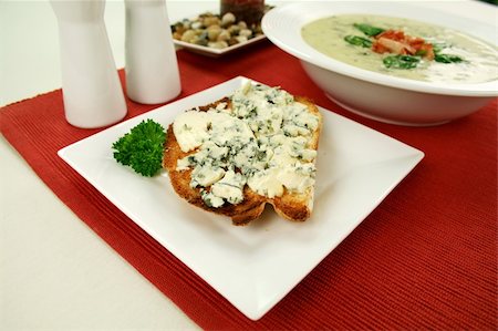 simsearch:400-04055000,k - Creamy spinach soup with crispy bacon and blue cheese toast. Photographie de stock - Aubaine LD & Abonnement, Code: 400-05007295