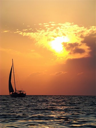 sea, sunset and yacht, romantic journey Photographie de stock - Aubaine LD & Abonnement, Code: 400-05007378