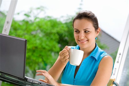 simsearch:400-05732500,k - Portrait of young beautiful woman with her laptop Foto de stock - Royalty-Free Super Valor e Assinatura, Número: 400-05009637