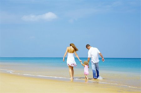 simsearch:400-04062793,k - view of young family having fun on the beach Photographie de stock - Aubaine LD & Abonnement, Code: 400-05009648