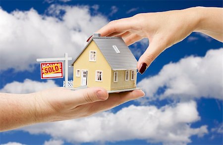 simsearch:628-05818023,k - Reaching For A Home with Sold Real Estate Sign on a Bright Blue Cloudy Sky Background. Foto de stock - Super Valor sin royalties y Suscripción, Código: 400-05009989