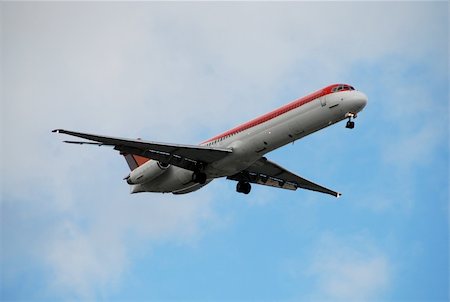 simsearch:400-03933745,k - Modern jet airplane descending for landing Stockbilder - Microstock & Abonnement, Bildnummer: 400-05000132