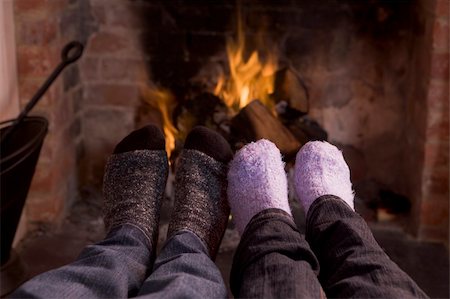 Couple's feet warming at a fireplace Photographie de stock - Aubaine LD & Abonnement, Code: 400-05000276