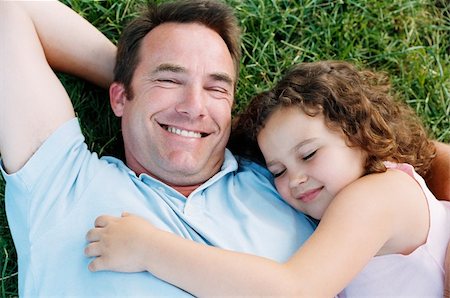 simsearch:400-04046012,k - Father and sleeping daughter lying outdoors smiling Stockbilder - Microstock & Abonnement, Bildnummer: 400-05000462