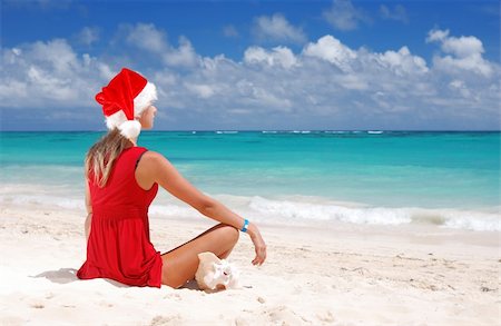 Woman on the beach in santa's hat Foto de stock - Super Valor sin royalties y Suscripción, Código: 400-05000747