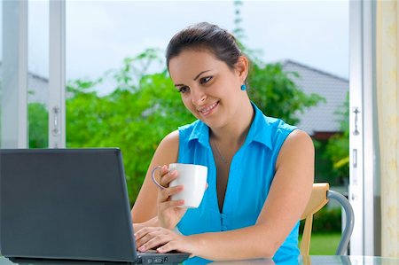 simsearch:400-05732500,k - Portrait of young beautiful woman with her laptop Foto de stock - Royalty-Free Super Valor e Assinatura, Número: 400-05000834