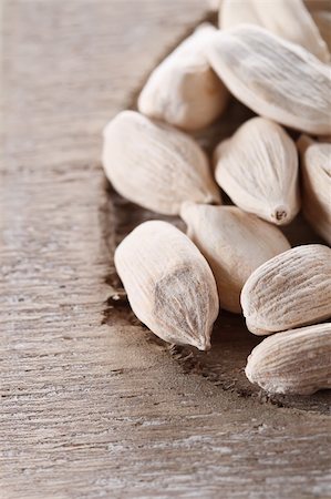 white cardamom pods on old wood, macro, shallow DOF Foto de stock - Royalty-Free Super Valor e Assinatura, Número: 400-05000867