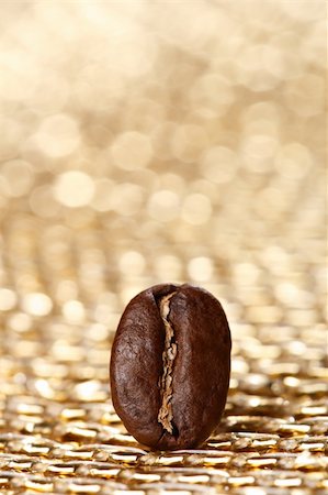 one coffee bean on golden glitter background, super macro, shallow DOF Foto de stock - Royalty-Free Super Valor e Assinatura, Número: 400-05000870