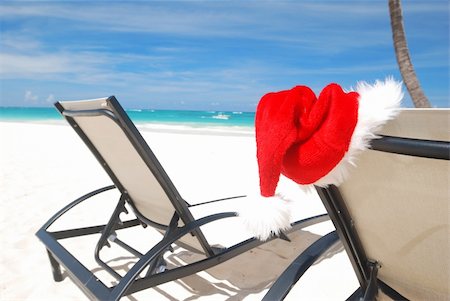 Santa's hat and chaise lounge on the beach Stock Photo - Budget Royalty-Free & Subscription, Code: 400-05001172