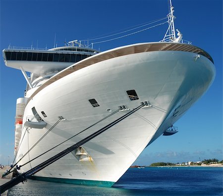 simsearch:400-07975148,k - Front view of large ocean liner in port Foto de stock - Super Valor sin royalties y Suscripción, Código: 400-05002019