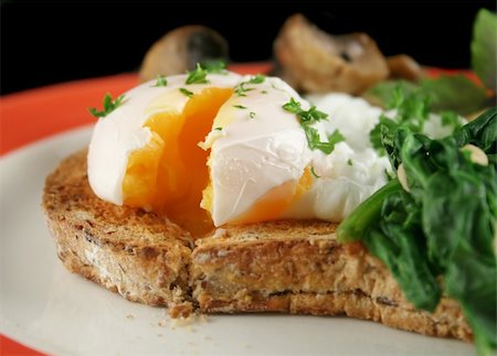 simsearch:400-04055000,k - Sliced poached egg breakfast with blanched spinach and pine nuts with mushrooms and shallots. Photographie de stock - Aubaine LD & Abonnement, Code: 400-05002839
