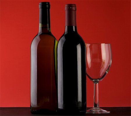 simsearch:400-04935153,k - Two Bottles of red wine with a wine glass on a plain background Photographie de stock - Aubaine LD & Abonnement, Code: 400-05014083