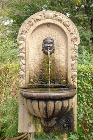 simsearch:400-05014452,k - Fountain figure with water running out of its mouth Foto de stock - Super Valor sin royalties y Suscripción, Código: 400-05014452