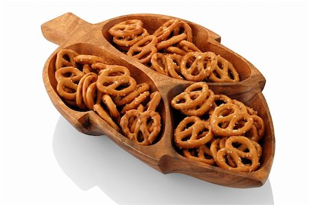 Cocktail snack presentation in a wooden dish carved in the shape of a leaf. Photographie de stock - Aubaine LD & Abonnement, Code: 400-05014667