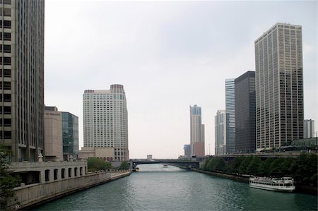 Along the Magnificent Mile on a cloudy day Photographie de stock - Aubaine LD & Abonnement, Code: 400-05014663