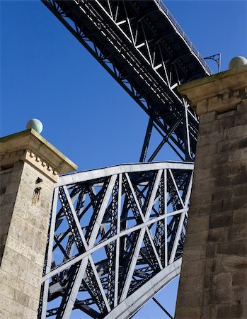 dom luis bridge - Low angle perspective of D. Luis I bridge, designed by Gustave Eiffel. Porto, Portugal.    Camera: Canon 5D Foto de stock - Super Valor sin royalties y Suscripción, Código: 400-05014706