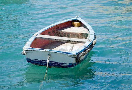doca seca - A small wooden boat anchored in the bay Foto de stock - Royalty-Free Super Valor e Assinatura, Número: 400-05015168