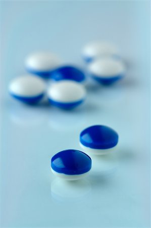 simsearch:400-05074416,k - macro of white blue pills Photographie de stock - Aubaine LD & Abonnement, Code: 400-05015456