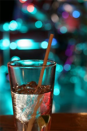 stephconnell (artist) - A drink on the bar at a nightclub Foto de stock - Super Valor sin royalties y Suscripción, Código: 400-05015644