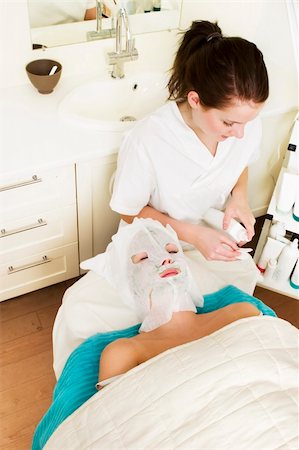 simsearch:400-06131065,k - Lotion being applied to the face during a facial mask at a beauty spa. Stockbilder - Microstock & Abonnement, Bildnummer: 400-05015926