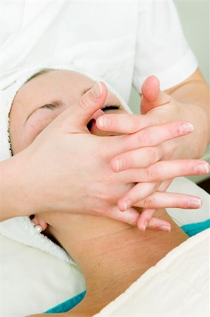 simsearch:400-03951218,k - A woman receiving a facial massage at a beauty spa. Foto de stock - Royalty-Free Super Valor e Assinatura, Número: 400-05015929